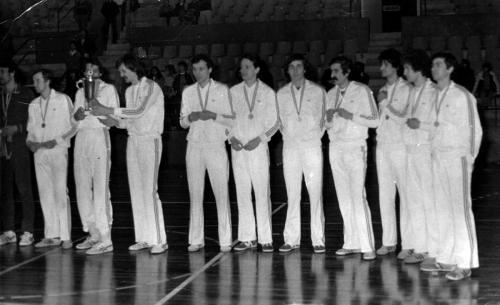 13-MirceaTutovan-in-spatele-trofeului-cu-echipa-Dinamo-la-castigarea-Cupei-Campionilor-1981-foto-arhiva-personala-Mircea-Tutovan